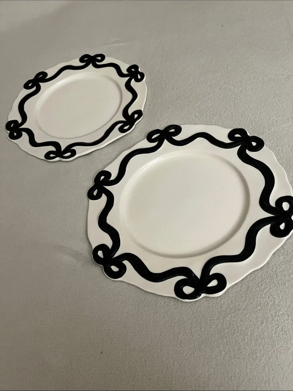 Anthropologie Benedita Bow Ceramic Stoneware Dinner Plate Set of Two - Picture 2 of 5